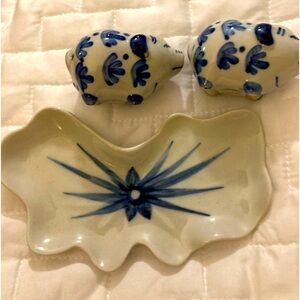 Delft blue Dutch & white hand painted vintage salt & pepper shaker set